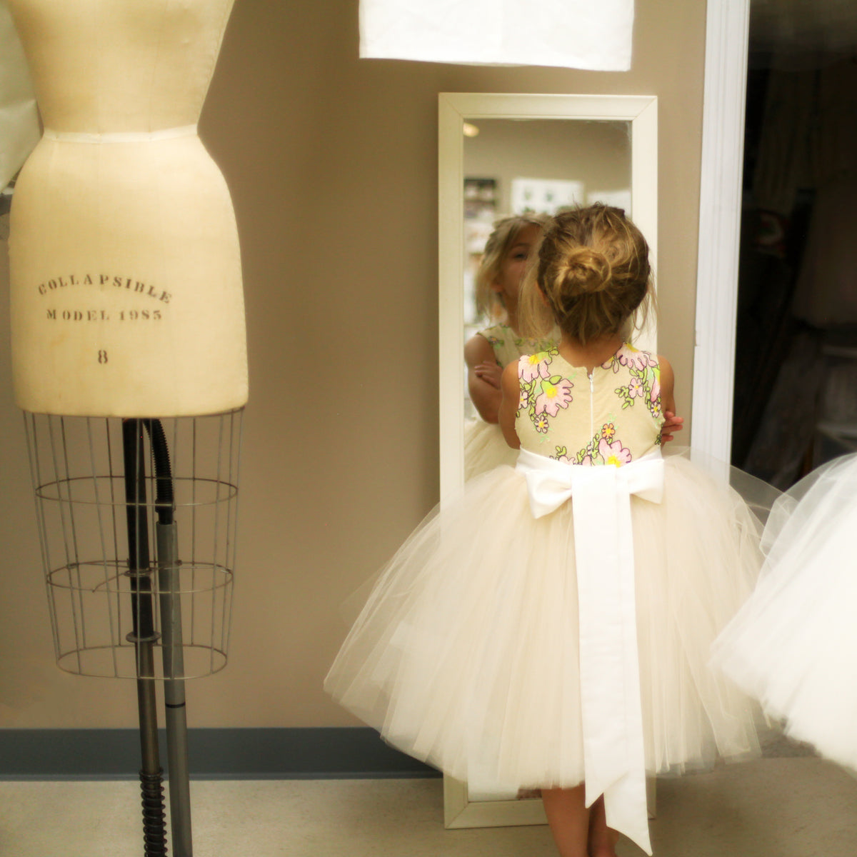 How to Tie the Perfect Bow on a Dress A N A G R A S S I A How to Tie the Perfect Bow on a Dress A N A G R A S S I A