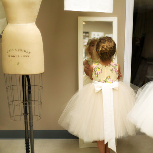 How to Tie the Perfect Bow on a Dress A N A G R A S S I A How to Tie the Perfect Bow on a Dress A N A G R A S S I A