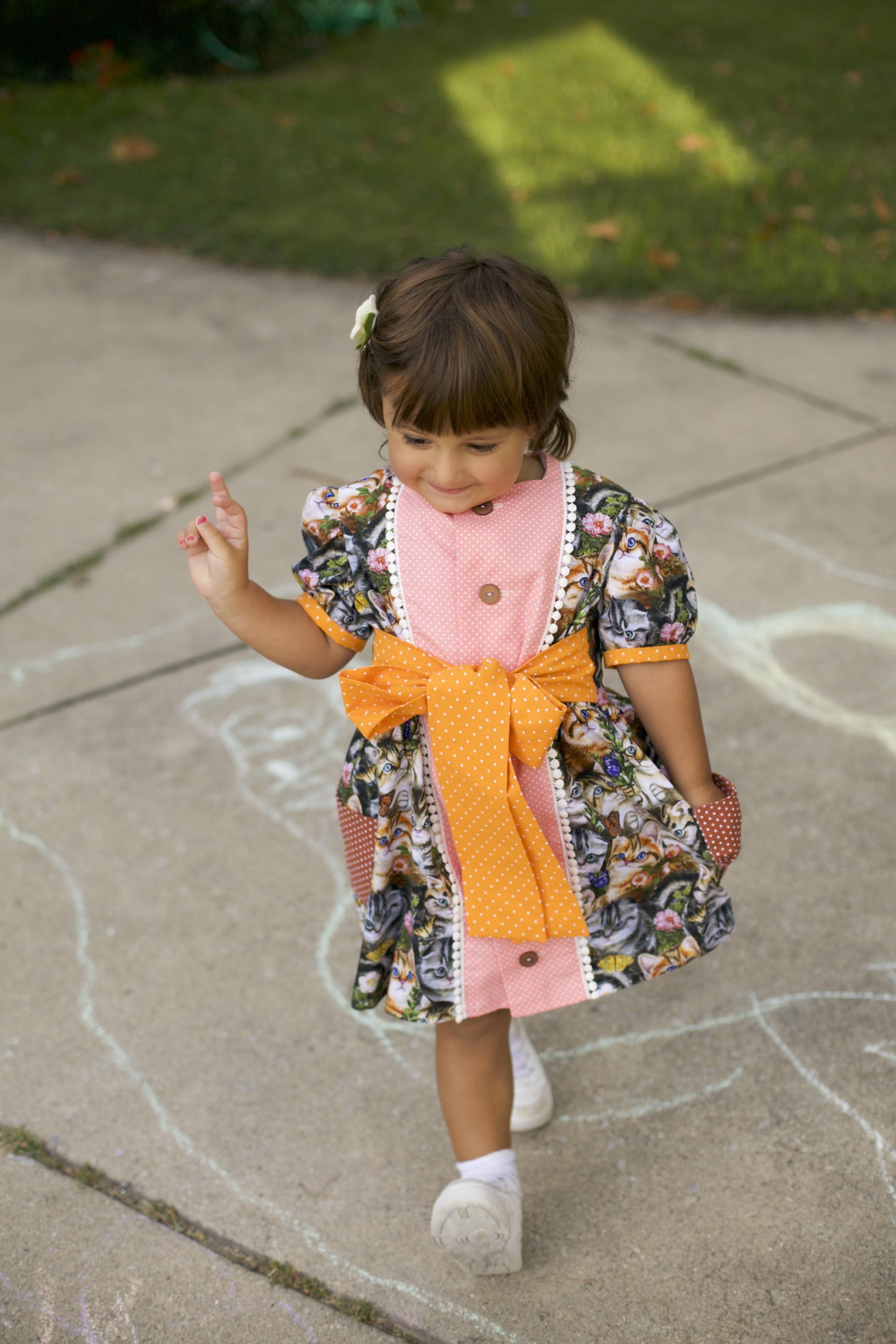 Handmade girls cotton dress with kitty cat print and orange polka-dot bow — Anagrassia Atelier